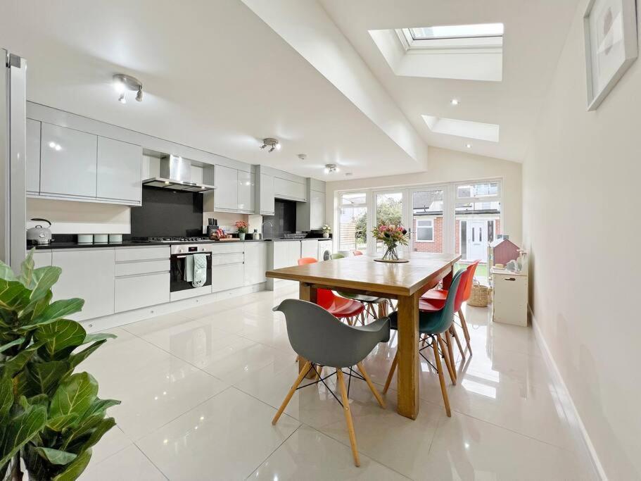 Luxury Central Windsor 5 Bed Home, Parking, Private Garden - Windsor Castle View, Legoland, Ascot, Heathrow Airport Exterior foto